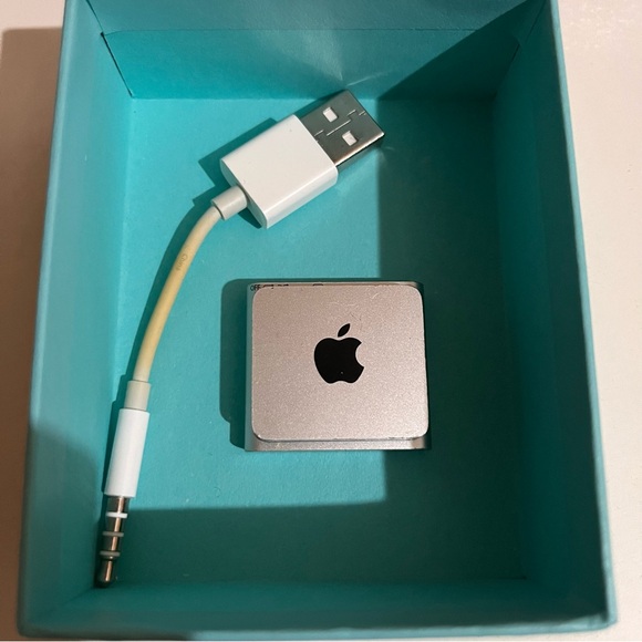 Apple iPod Shuffle silver mp3 player with clip - Picture 4 of 6